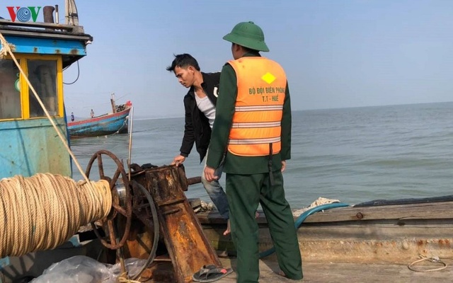 Thừa Thiên Huế cứu 11 thuyền viên trên tàu cá bị mắc cạn trên biển.