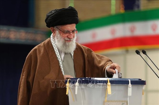 Lãnh tụ tối cao Iran Ayatollah Ali Khamenei bỏ phiếu trong cuộc tổng tuyển cử tại điểm bầu cử ở Tehran ngày 21/2/2020. Ảnh: AFP/TTXVN