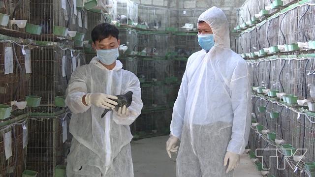 Anh Lê Văn Thể (người bên trái), thôn 5, xã Thiệu Trung, huyện Thiệu Hóa