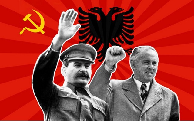 Lãnh tụ Liên Xô Stalin và lãnh tụ Albania Hoxha trên nền quốc kỳ Albania XHCN. Ảnh: AP, Hasonlo.