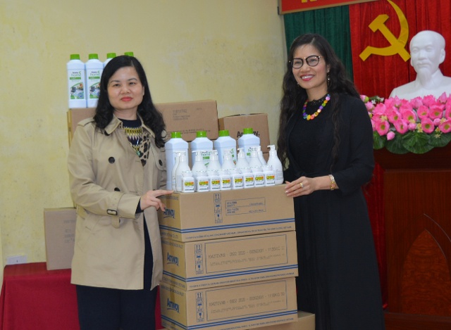 Lãnh đạo Hội Chữ thập đỏ tỉnh Lạng Sơn tiếp nhận các vật dụng y tế từ nhà tài trợ