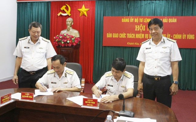  Chuẩn đô đốc Nguyễn Đức Vượng bàn giao chức trách nhiệm vụ cho Chuẩn đô đốc Ngô Văn Thuân.