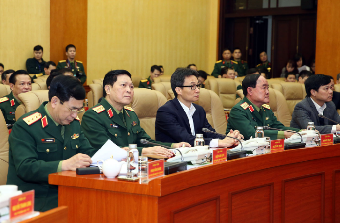 Phó Thủ tướng Vũ Đức Đam cùng lãnh đạo Bộ Quốc phòng theo dõi diễn tập tại đầu cầu Hà Nội. Ảnh VGP/Đình Nam