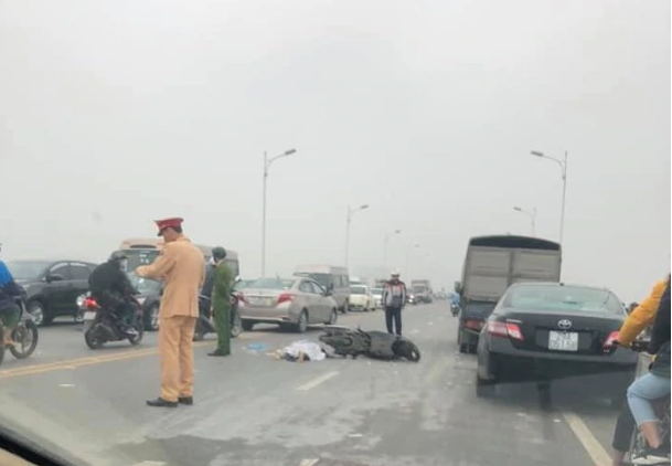 Người đ&agrave;n &ocirc;ng tử vong tr&ecirc;n cầu Vĩnh Tuy.