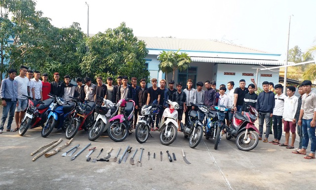 32 đối tượng tại cơ quan công an cùng tang vật mà hai nhóm này chuẩn bị đánh nhau