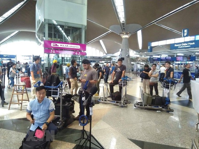 Hiện tại, rất khó khăn để tìm chuyến bay từ Kuala Lumpur về Việt Nam do lệnh Hạn chế di chuyển của chính quyền Malaysia.