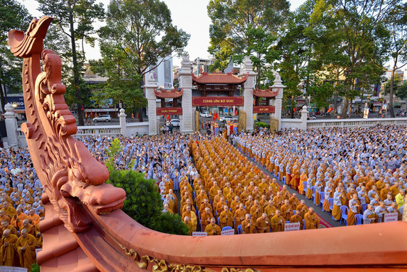 Hàng ngàn tăng ni, phật tử tham dự lễ Phật đản năm 2019 tại Việt Nam Quốc Tự - Ảnh: ĐĂNG HUY