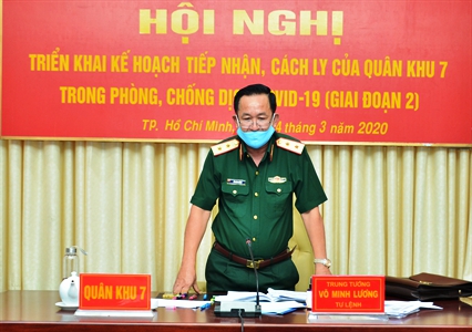 Trung tướng Võ Minh Lương, Ủy viên Trung ương Đảng, Tư lệnh Quân khu 7 phát biểu tại hội nghị