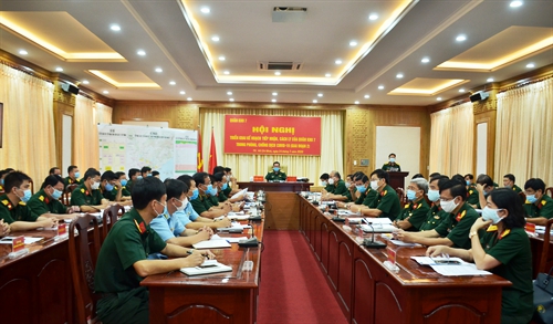 Trung tướng Võ Minh Lương, Ủy viên Trung ương Đảng, Tư lệnh Quân khu 7 chủ trì hội nghị.