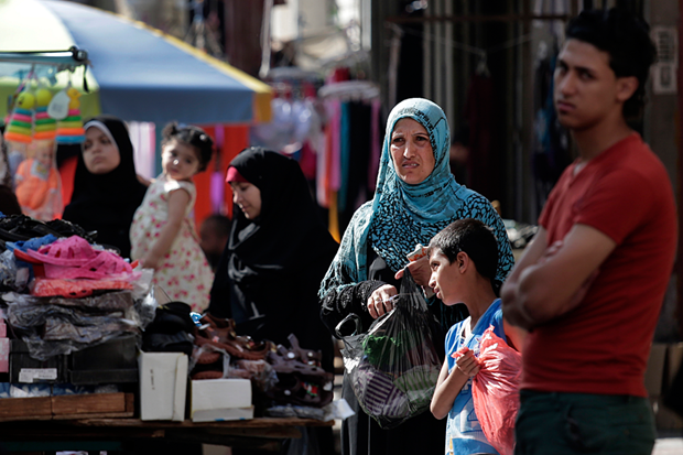 Người dân Palestine đi chợ tại một khu chợ ở Dải Gaza. (Nguồn: AP)