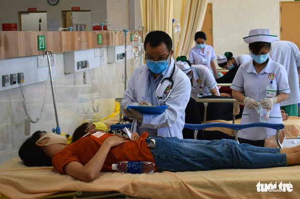 Công nhân nghi bị ngộ độc thực phẩm được cấp cứu tại Bệnh viện Đại học y dược Shingmark Đồng Nai - Ảnh: A LỘC