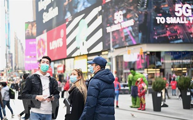 Người dân đeo khẩu trang nhằm ngăn chặn sự lây lan của dịch COVID-19 tại New York, Mỹ ngày 14/3/2020. (Nguồn: AFP/TTXVN)