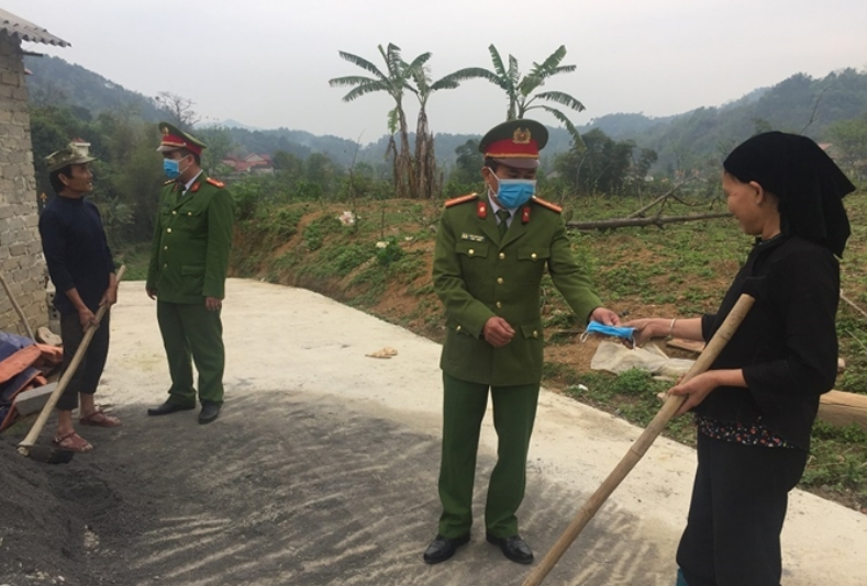 Lực lượng Công an tỉnh Lạng Sơn tặng khẩu trang và vận động bà con đeo khẩu trang khi đến chỗ đông người. 