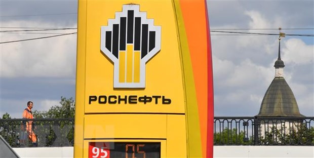 Biểu tượng của tập đoàn dầu mỏ Rosneft tại một trạm xăng ở Moskva, Nga. (Ảnh: AFP/TTXVN)