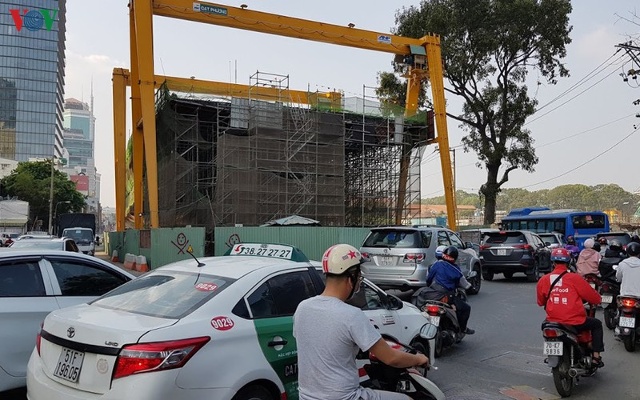 Công trình cầu Thủ Thiêm 2 làm cho nút giao giữa đường Nguyễn Hữu Cảnh và đường Tôn Đức Thắng luôn xảy ra ùn ứ.