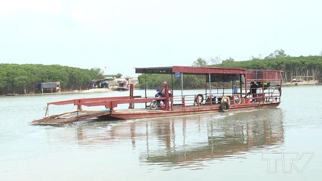 Đò bị đình chỉ hoạt động đã 2 năm nay nhưng vẫn hoạt động, chủ đò xã Hải Lộc cho rằng các cơ quan chức năng đã chấp thuận cho đò hoạt động.