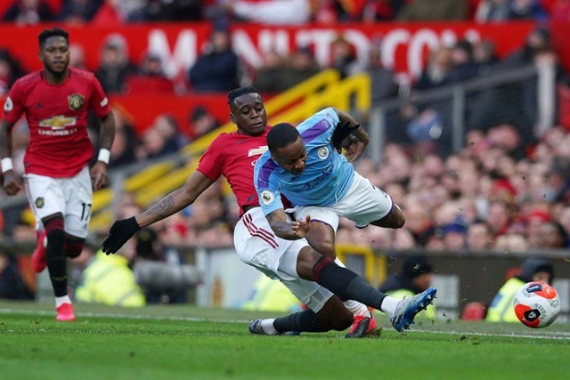 Aaron Wan-Bissaka  &quot;bắt chết &quot; Raheem Sterling trong cả 2 trận derby Manchester ở Premier League mùa này. (Ảnh: Getty)