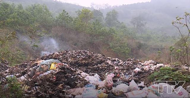 Bức xúc vì môi trường ô nhiễm, anh Lê Văn Long - một người dân sống bên cạnh khu rác thải đã đề nghị với UBND xã Vĩnh Hùng cho phép anh được xử lý rác thải. Và, trong điều kiện không có phương tiện, không có kinh phí thì biện pháp duy nhất anh có Long có thể thực hiện là.... đốt rác.