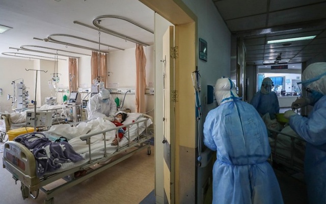 Chăm sóc bệnh nhân Covid-19 tại buồng bệnh ở thành phố Vũ Hán, Trung Quốc, hồi tháng 2/2020. Ảnh: AFP.