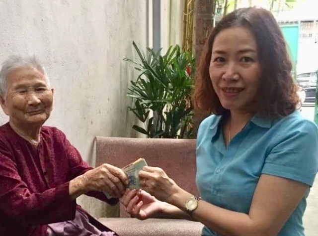 Mẹ Việt Nam Anh hùng - Lê Thị Chi (trái) chung tay ủng hộ phòng chống dịch Covid-19.