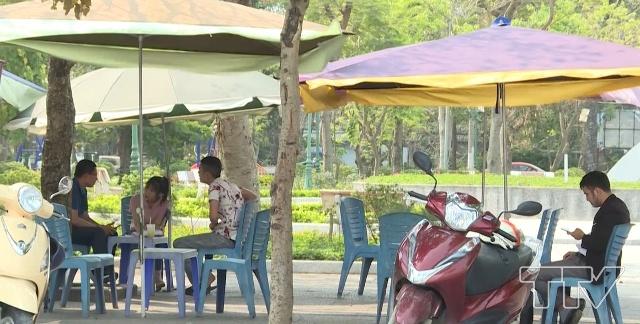 ghi nhận tại thành phố Thanh Hoá trong sáng ngày 26/3, rất nhiều quán cafe, giải khát vỉa hè vẫn đang hoạt động và phục vụ khách như bình thường.