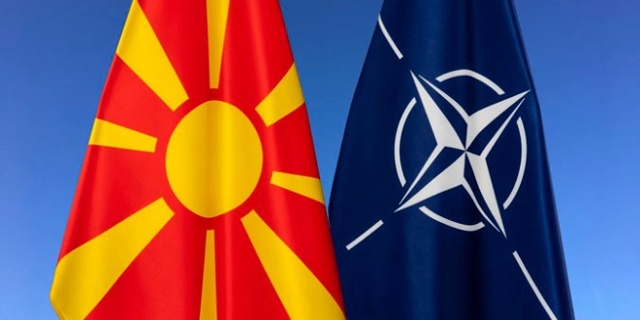 Cờ Bắc Macedonia và cờ NATO. Ảnh: keeptalkinggreece