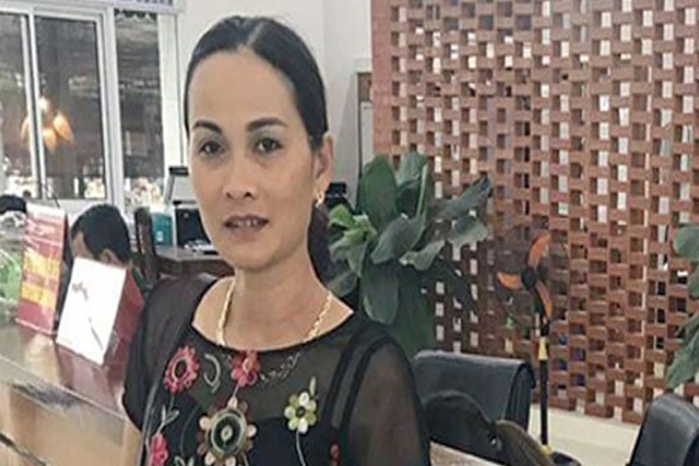 Nguyễn Thị Lệ &Aacute;nh (39 tuổi, ở th&agrave;nh phố Điện Bi&ecirc;n Phủ, tỉnh Điện Bi&ecirc;n) lập doanh nghiệp xe kh&aacute;ch đường d&agrave;i &ldquo;Mắt Nai&rdquo;, thu&ecirc; nữ gi&aacute;o vi&ecirc;n về hưu vận chuyển ma t&uacute;y, mỗi chuyến h&agrave;ng cả 80 b&aacute;nh heroin.  Ch&acirc;n dung b&agrave; tr&ugrave;m ma t&uacute;y  &Aacute;nh vốn c&oacute; chồng v&agrave; ba con nhỏ. Mấy năm trước, chồng &Aacute;nh đ&atilde; chết do mắc phải căn bệnh thế kỷ, c&ograve;n bản th&acirc;n c&ocirc; ta cũng nhiễm HIV.  Số tiền t&iacute;ch c&oacute;p được trong những năm th&aacute;ng li&ecirc;n quan đến ma t&uacute;y của chồng, &Aacute;nh đứng ra sắm 4 chiếc xe kh&aacute;ch giường nằm tuyến Điện Bi&ecirc;n - Th&aacute;i B&igrave;nh, nhằm mục đ&iacute;ch phạm tội li&ecirc;n quan đến ma t&uacute;y. Biết &Aacute;nh bị bệnh, song một người đ&agrave;n &ocirc;ng vẫn đến v&agrave; sống như vợ chồng với c&ocirc; ta.  &Aacute;nh lu&ocirc;n khen người t&igrave;nh c&oacute; đ&ocirc;i mắt đẹp, đẹp như &ldquo;mắt nai&rdquo;. Ch&iacute;nh v&igrave; vậy, c&ocirc; ta đặt cho nh&agrave; xe của m&igrave;nh l&agrave; &ldquo;Nh&agrave; xe Mắt Nai&rdquo; để lấy l&ograve;ng t&igrave;nh nh&acirc;n.  Để điều h&agrave;nh đường d&acirc;y ma t&uacute;y, &Aacute;nh trực tiếp đi lấy nguồn h&agrave;ng từ L&agrave;o về Điện Bi&ecirc;n. C&ocirc; ta l&ocirc;i k&eacute;o những phụ nữ về hưu, ho&agrave;n cảnh kh&oacute; khăn v&agrave;o đường d&acirc;y của m&igrave;nh. Trong đ&oacute; c&oacute; trường hợp Thạch Thị V&acirc;n (57 tuổi), nữ gi&aacute;o vi&ecirc;n mầm non về hưu, ho&agrave;n cảnh &eacute;o le, chồng con đều vướng v&agrave;o t&ugrave; tội, li&ecirc;n quan đến ma t&uacute;y.  &Aacute;nh cũng lập ra đường d&acirc;y với đối t&aacute;c gồm to&agrave;n phụ nữ. Trong đ&oacute;, Phạm Thị Hải Yến (50 tuổi, ở th&agrave;nh phố Nam Định) được &Aacute;nh tin tưởng chọn l&agrave;m đối t&aacute;c. Ngo&agrave;i việc c&oacute; tiềm lực kinh tế lớn, kh&ocirc;ng sợ nợ tiền h&agrave;ng, tay ch&acirc;n quanh Yến cũng l&agrave; phụ nữ như Đặng Thị Hoa (59 tuổi), Trần Thị Hạnh (51 tuổi).  Với 4 xe kh&aacute;ch thay phi&ecirc;n &Aacute;nh d&ugrave;ng l&agrave;m phương tiện để tổ chức vận chuyển, nhận &ldquo;h&agrave;ng&rdquo; về Nam Định, sau đ&oacute; tiếp tục đi nơi kh&aacute;c ti&ecirc;u thụ. Từ tr&ecirc;n Điện Bi&ecirc;n, &Aacute;nh v&agrave; Yến thảo luận với nhau, lắp camera tại một số nơi để chỉ điểm, nh&igrave;n mặt c&aacute;n bộ ma t&uacute;y, &ldquo;r&uacute;t d&acirc;y động rừng&rdquo; nếu bị lực lượng chức năng theo d&otilde;i.  Mẻ lưới 80 b&aacute;nh heroin  Từ th&aacute;ng 7.2019, đường d&acirc;y ma t&uacute;y do &Aacute;nh điều h&agrave;nh đ&atilde; nằm trong tầm ngắm của Cục Cảnh s&aacute;t điều tra tội phạm về ma t&uacute;y (C04) Bộ C&ocirc;ng an. Bởi trước đ&oacute;, C04 đ&atilde; lập chuy&ecirc;n &aacute;n 179H để triệt ph&aacute; đường d&acirc;y ma t&uacute;y li&ecirc;n tỉnh khủng n&agrave;y của &Aacute;nh. V&igrave; vậy, mọi di biến động của &Aacute;nh của đồng bọn được c&aacute;c trinh s&aacute;t d&agrave;y dạn kinh nghi&ecirc;m của Ph&ograve;ng 7, C04 theo d&otilde;i.  Theo t&agrave;i liệu, c&aacute;c đối tướng trong đường d&acirc;y n&agrave;y kh&ocirc;ng b&aacute;n lẻ ma t&uacute;y ở địa phương, m&agrave; mua b&aacute;n ma t&uacute;y với số lượng lớn li&ecirc;n tỉnh, xuy&ecirc;n quốc gia; đ&oacute;ng ma t&uacute;y v&agrave;o c&aacute;c th&ugrave;ng h&agrave;ng b&igrave;nh thường để l&ecirc;n xe kh&aacute;ch của &Aacute;nh, trực tiếp  l&aacute;i xe, phụ xe của nh&agrave; để v&agrave;o cốp tr&aacute;nh bị ph&aacute;t hiện.   Cũng qua trinh s&aacute;t, lực lượng chức năng nắm được người của &Aacute;nh khi đi c&ugrave;ng &ldquo;h&agrave;ng&rdquo; sẽ kh&ocirc;ng v&agrave;o c&aacute;c bến xe kh&aacute;ch, chỗ c&oacute; nhiều xe taxi m&agrave; thường xuống dọc tuyến đường. Sau đ&oacute;, đối tượng bắt xe &ocirc;m, mang &ldquo;h&agrave;ng&rdquo; đi theo để đưa về điểm tập kết ma t&uacute;y ở Nam Định.  Ng&agrave;y 16.9.2019, thời cơ ph&aacute; &aacute;n đến với C04, khi trinh s&aacute;t nắm th&ocirc;ng tin &Aacute;nh đ&atilde; mua một l&ocirc; ma t&uacute;y từ đối tượng L&agrave;o. Sau đ&oacute;, &Aacute;nh th&ocirc;ng b&aacute;o cho Hoa l&agrave; ng&agrave;y h&ocirc;m sau sẽ cho V&acirc;n vận chuyển số ma t&uacute;y tr&ecirc;n về giao cho tại nh&agrave; ở Nam Định. Gần 100 c&aacute;n bộ chia l&agrave;m nhiều tổ c&ocirc;ng t&aacute;c, b&aacute;m s&aacute;t mọi di biến động của V&acirc;n.  Khoảng 17h30 c&ugrave;ng ng&agrave;y, một mũi trinh s&aacute;t b&aacute;o về, V&acirc;n đ&atilde; xuất hiện tại nh&agrave; ở của &Aacute;nh, địa chỉ phường Him Lam, TP Điện Bi&ecirc;n Phủ. Sau đ&oacute;, V&acirc;n l&ecirc;n xe kh&aacute;ch &ldquo;Mắt Nai&rdquo; BKS: 27B &ndash; 00171, tuyến Điện Bi&ecirc;n - Th&aacute;i B&igrave;nh. V&acirc;n c&oacute; nhiệm vụ đi theo, tr&ocirc;ng coi v&agrave; sẽ chuyển những th&ugrave;ng xốp chất đầy heroin, được &Aacute;nh cho l&aacute;i xe v&agrave; phụ xe chất l&ecirc;n cốp &ocirc;t&ocirc; kh&aacute;ch trước đ&oacute;.  Khoảng 5h15 ng&agrave;y 18.9.2019, xe kh&aacute;ch &ldquo;Mắt Nai&rdquo; đến địa phận ng&atilde; tư Chợ Lợn (thuộc huyện B&igrave;nh Lục, tỉnh H&agrave; Nam) th&igrave; V&acirc;n xuống xe kh&aacute;ch, đồng thời b&ecirc; hộp xốp b&ecirc;n trong c&oacute; ma t&uacute;y, thu&ecirc; xe &ocirc;m vận chuyển về giao cho Hoa, tại địa chỉ nh&agrave; ở phường Cửa Bắc, TP Nam Định. V&agrave;o thời điểm n&agrave;y, Hạnh cũng đang c&oacute; mặt tại nh&agrave; Hoa, cả hai đang mở cửa sẵn để chờ V&acirc;n mang &ldquo;h&agrave;ng&rdquo; tới. Theo đ&oacute;, khi h&agrave;ng chuyển cho Hoa, Hoa sẽ chuyển tới Yến để mang đi ti&ecirc;u thụ.  Ngay khi V&acirc;n đang giao th&ugrave;ng xốp c&oacute; chứa ma t&uacute;y cho Hoa, Hạnh, nhiều tổ c&ocirc;ng t&aacute;c đồng loạt ập v&agrave;o bắt quả tang c&aacute;c đối tượng, thu giữ 80 b&aacute;nh heroin được giấu trong th&ugrave;ng xốp. C&ugrave;ng thời điểm n&agrave;y, 1 tổ c&ocirc;ng t&aacute;c kh&aacute;c đ&atilde; tiến h&agrave;nh bắt giữ đối tượng &Aacute;nh.  Đến thời điểm hiện tại, lực lượng chức năng đ&atilde; khởi tố 4 bị can &Aacute;nh, V&acirc;n, Hạnh, Hoa về tội Mua b&aacute;n, vận chuyển tr&aacute;i ph&eacute;p chất ma t&uacute;y, đồng thời điều tra mở rộng vụ &aacute;n, truy bắt tiếp c&aacute;c đồng phạm kh&aacute;c.  Theo Việt Dũng  Lao động