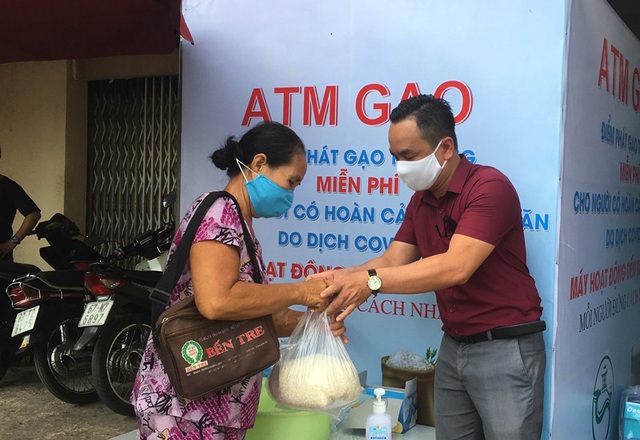 Người dân đến nhận gạo miễn phí.