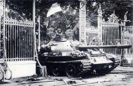 e tăng Quân giải phóng húc đổ cổng Dinh Độc Lập trưa ngày 30/4/1975. Ảnh tư liệu