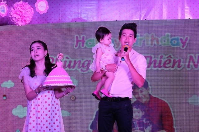 Ph&ugrave;ng Ngọc Huy v&agrave; Mai Phương trong ng&agrave;y sinh nhật con g&aacute;i Lavie.
