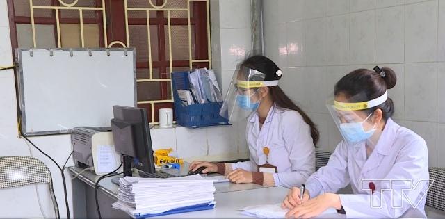 BSCKII Hà Khánh Dư - Giám đốc Bệnh viện Nội tiết tỉnh Thanh Hóa: Trước kia mỗi ngày bệnh viện có khoảng 500 – 600 bệnh nhân đến khám. Hiện nay chúng tôi giảm còn khoảng 300 bệnh nhân khám mỗi ngày, có những ngày chỉ 100 bệnh nhân. Chúng tôi cân đối số lượng khám các ca trong ngày