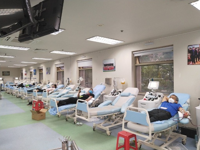 Người dân hiến máu tình nguyện tại Viện Huyết học-Truyền máu Trung ương ngày 4/4.  Ảnh: vienhuyethoc.vn