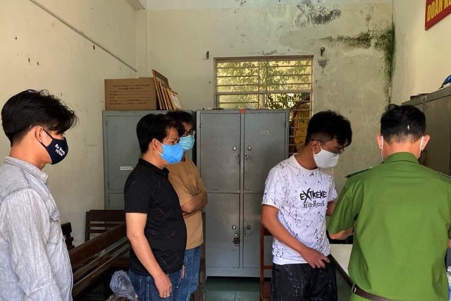 Đà Nẵng tạm giữ hình sự 14 đối tượng chơi xóc đĩa.