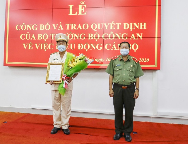 Thừa ủy quyền của Bộ trưởng Bộ Công an, Giám đốc Công an Cần Thơ trao quyết định cho Đại tá Huỳnh Thới An, tân Phó giám đốc Công an Cần Thơ.