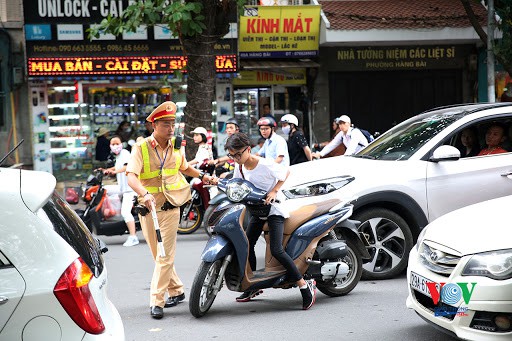 Cảnh sát giao thông sẽ xử lý những học sinh điều khiển xe máy không đội mũ bảo hiểm. 