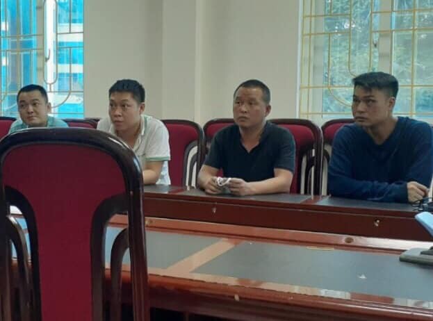 Nh&oacute;m đối tượng tại cơ quan c&ocirc;ng an. (Ảnh: C&ocirc;ng an cung cấp)