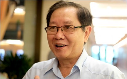 Bộ trưởng Bộ Nội vụ Lê Vĩnh Tân trả lời báo chí bên hành lang Quốc hội
