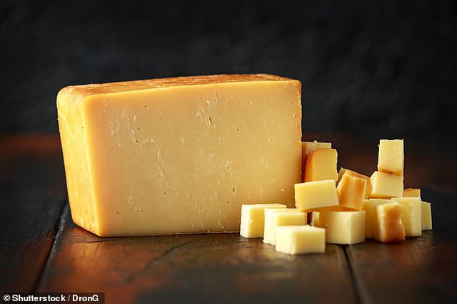 Phô mai (trong hình) và bơ là những ví dụ về thực phẩm nguyên kem có thể cải thiện sức khỏe