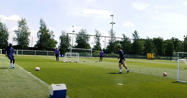 Son Heung Min tập bài chuyền bóng cùng Ndombele trước khi sút bóng vào khung thành nhỏ