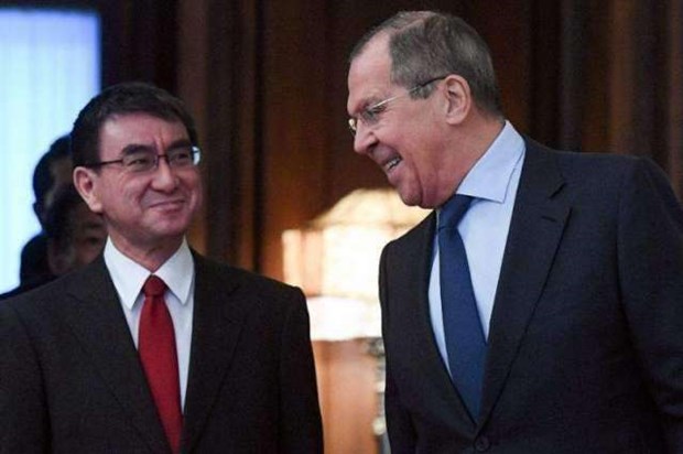 Ngoại trưởng Nga Sergey Lavrov (phải) và người đồng cấp Nhật Bản, Toshimitsu Motegi. (Nguồn: urdupoint.com)