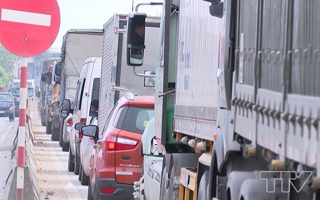 trên QL1A đoạn từ Đền Bà Triệu đến ngã tư Nghĩa Trang đã xảy ra tình trạng ùn tắc giao thông cục bộ