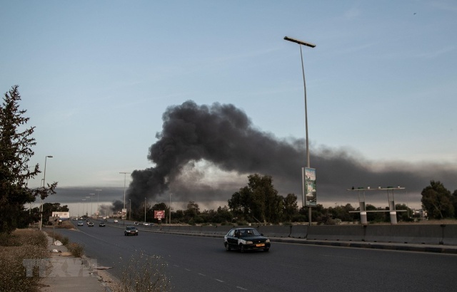 Khói bốc lên từ hiện trường vụ pháo kích ở quận Tajura, phía Đông thủ đô Tripoli, Libya ngày 6-5-2020. (Ảnh: THX/TTXVN)