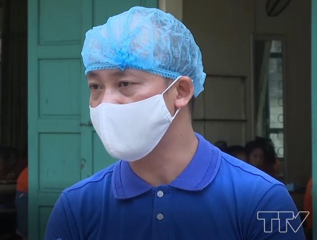 Ông Nguyễn Hữu Đức- Công ty Thực phẩm Phúc Nguyễn, thành phố Thanh Hoá:  "Vì tại nhà ăn của trường Điện Biên 1 bình thường 8 lớp ăn nhưng nay chỉ có 3 lớp thôi. Tất cả ăn trên lớp học. Chúng tôi phải huy động thêm 5 nhân viên và 1 bếp trưởng để phục vụ tốt nhất cho các con "