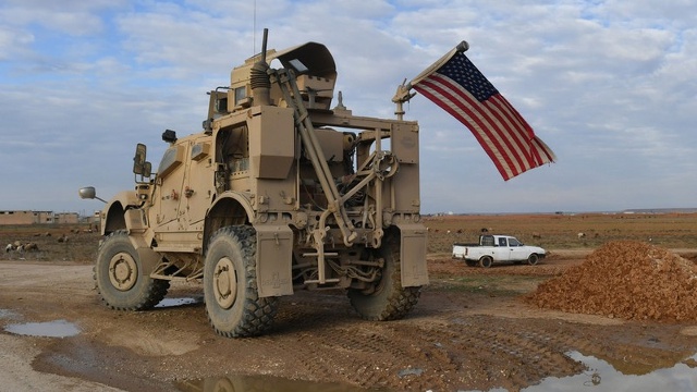 Xe tuần tra của quân đội Mỹ trên một con đường từ Raqqa tới Al-Hasakah, Syria. Ảnh: Sputnik