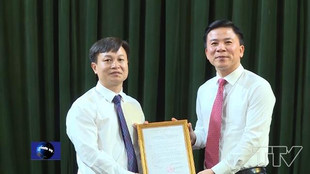 Đồng chí Phó Bí thư Thường trực Tỉnh ủy Đỗ Trọng HưngTrao quyết định, tặng hoa chúc mừng và phát biểu phân công nhiệm vụ cho đồng chí Lê Thanh Hải