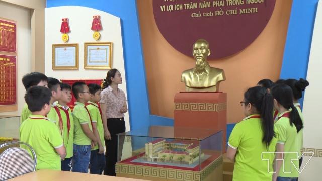 giáo viên trường Tiểu học Nguyễn Văn Trỗi đã tổ chức cho học sinh tham quan phòng truyền thống của nhà trường
