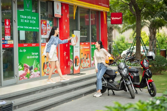 VinFast là hãng xe đầu tiên tại Việt Nam triển khai chính sách cho thuê và đổi pin xe máy điện.