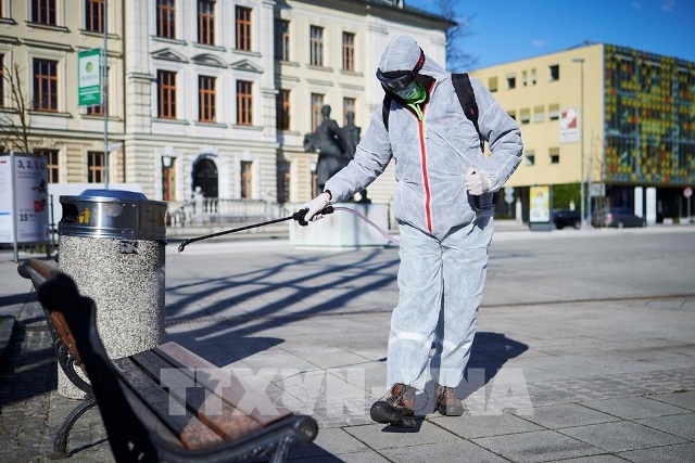 Nhân viên Slovenia phun thuốc khử trùng nhằm ngăn dịch Covid-19 lây lan tại Kranj
