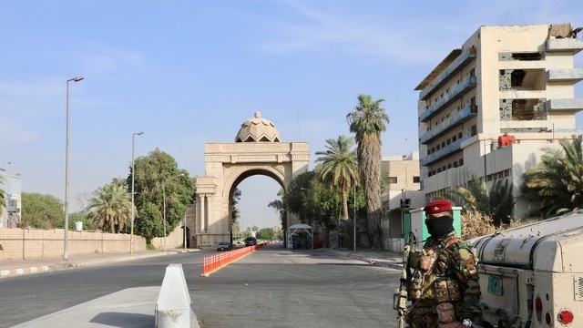 Một nh&acirc;n vi&ecirc;n an ninh canh g&aacute;c lối v&agrave;o V&ugrave;ng Xanh, thủ đ&ocirc; Baghdad, Iraq ng&agrave;y 4/6/2019. Ảnh: Global Look Press