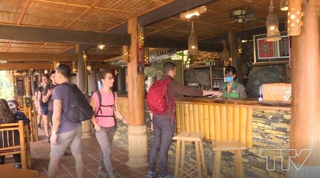 Tại Khu du lịch cộng đồng Puluong, huyện Bá Thước, lượng khách còn tăng hơn so với cùng kì năm 2019, nhất là dịp cuối tuần luôn đón hàng nghìn lượt khách mỗi ngày, độ phủ kín phòng đạt 100%.